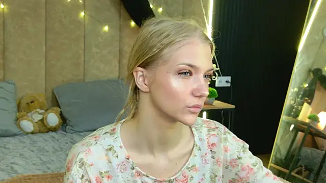 Snapshot of 4example_Chloe chatting on 05-16-26, 05:26 4example Chloe online show from 05-16-26, 05:26