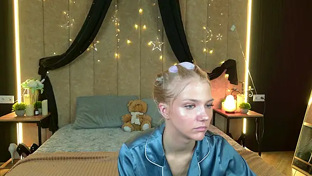 Snapshot of 4example_Chloe chatting on 05-17-26, 05:27 4example Chloe online show from 05-17-26, 05:27