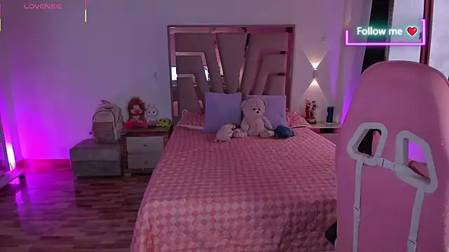 lunaarose online show from 04-11-26, 07:51