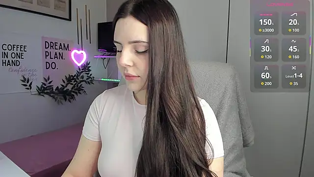 Snapshot of LiaWoow chatting on 12-19-25, 07:37 LiaWoow online show from 12-19-25, 07:37