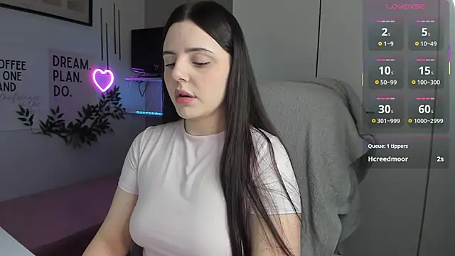 Snapshot of LiaWoow chatting on 12-20-25, 07:48 LiaWoow online show from 12-20-25, 07:48