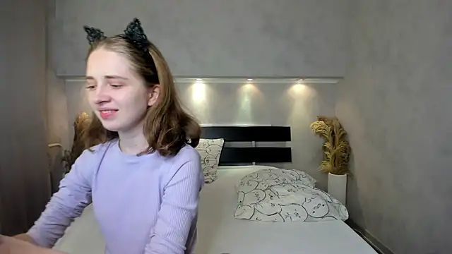 Snapshot of Camilla_Kelly chatting on 10-04-25, 01:03 Camilla Kelly online show from 10-04-25, 01:03