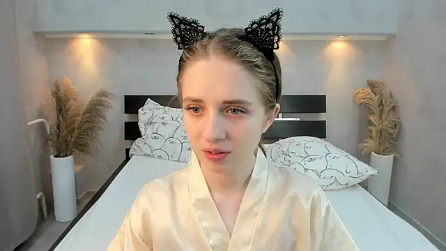 Snapshot of Camilla_Kelly chatting on 10-20-25, 01:06 Camilla Kelly online show from 10-20-25, 01:06