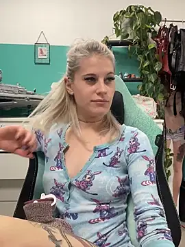 Snapshot of TheRealJessyLey chatting on 11-02-25, 07:05 TheRealJessyLey online show from 11-02-25, 07:05