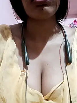 Snapshot of kaviyaponnu0987 chatting on 11-15-25, 08:00 kaviyaponnu0987 online show from 11-15-25, 08:00