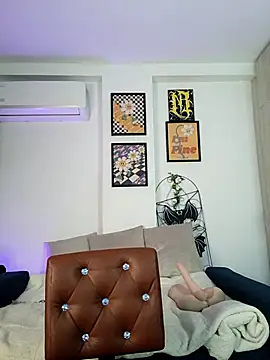 Snapshot of mishelkrave_ chatting on 11-13-25, 01:04 mishelkrave online show from 11-13-25, 01:04