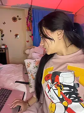 Snapshot of MiaRousexxx_ chatting on 10-21-25, 12:33 MiaRousexxx  online show from 10-21-25, 12:33