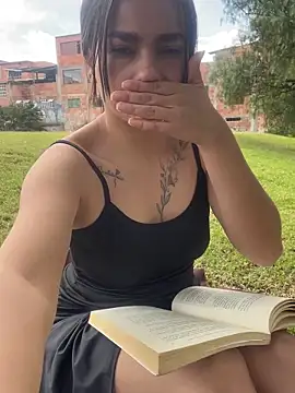 Snapshot of MiaRousexxx_ chatting on 11-19-25, 05:35 MiaRousexxx online show from 11-19-25, 05:35