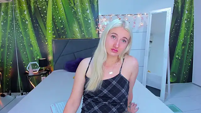 HollyTailors online show from 09-30-25, 05:34