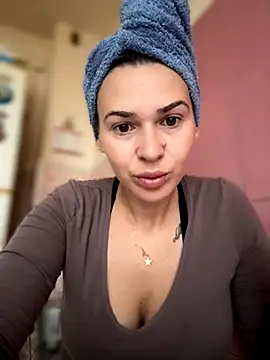 iSelena online show from 10-16-25, 05:08