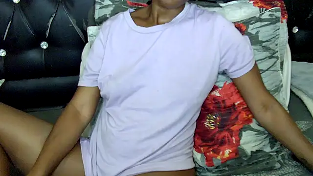 Snapshot of blueyXxX chatting on 10-22-25, 01:33 blueyXxX online show from 10-22-25, 01:33