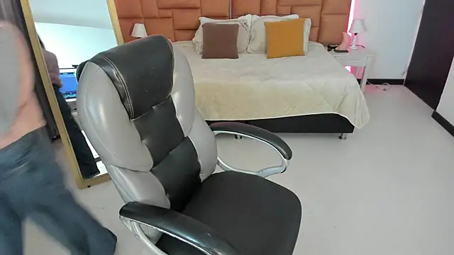 Snapshot of Catti_Brie chatting on 04-26-26, 11:41 Catti Brie online show from 04-26-26, 11:41