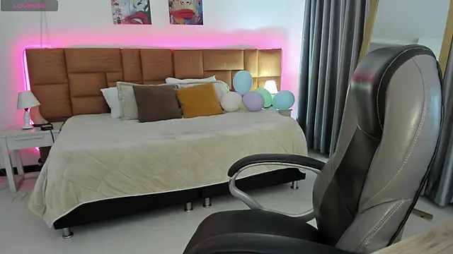 Snapshot of Catti_Brie chatting on 05-19-26, 11:49 Catti Brie online show from 05-19-26, 11:49
