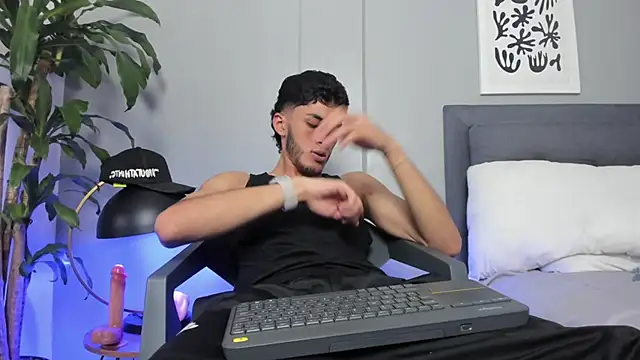 Tylerffoxx online show from 06-30-26, 10:33