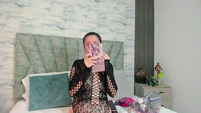 ShanelEvans online show from 12-18-25, 04:02