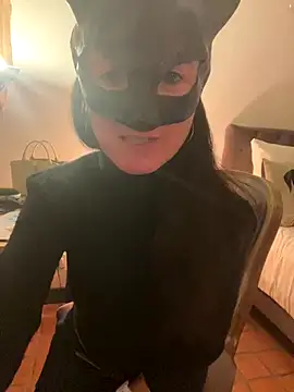 Snapshot of LesAmantsAE2 chatting on 10-01-25, 05:30 LesAmantsAE2 online show from 10-01-25, 05:30