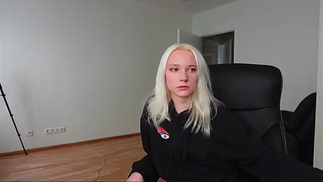 Laura Chaplin online show from 04-27-26, 12:03