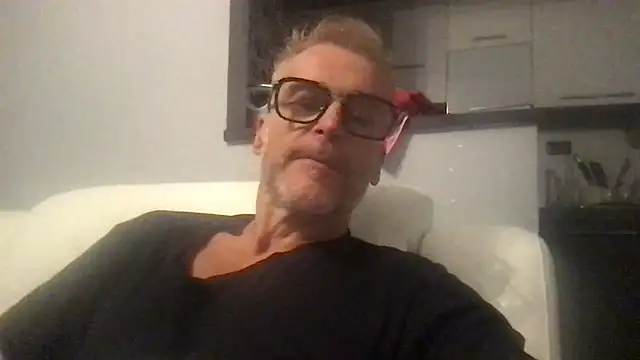 Snapshot of Axl_hot chatting on 09-22-25, 07:16 Axl hot online show from 09-22-25, 07:16