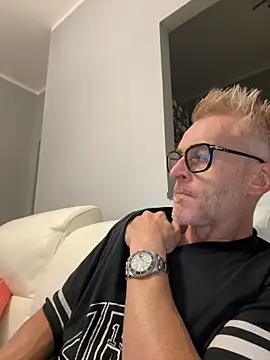 Snapshot of Axl_hot chatting on 09-26-25, 07:51 Axl hot online show from 09-26-25, 07:51