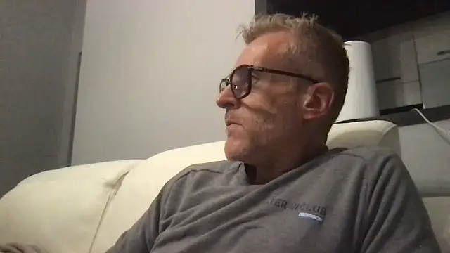 Snapshot of Axl_hot chatting on 11-15-25, 08:49 Axl hot online show from 11-15-25, 08:49