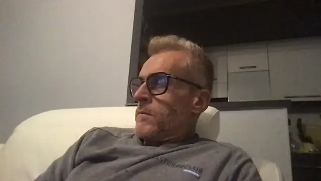 Snapshot of Axl_hot chatting on 11-17-25, 09:09 Axl hot online show from 11-17-25, 09:09