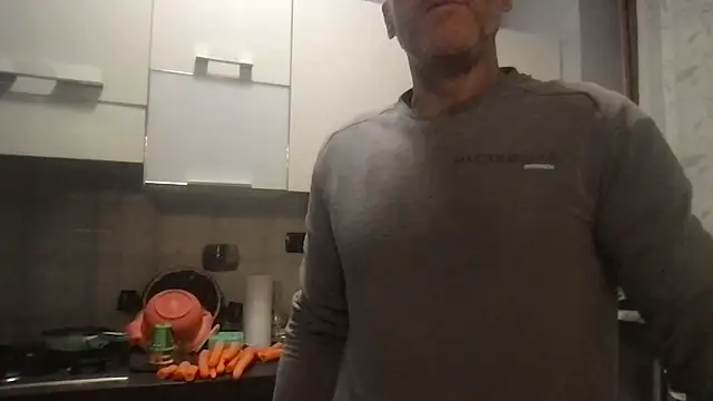 Snapshot of Axl_hot chatting on 11-21-25, 04:38 Axl hot online show from 11-21-25, 04:38