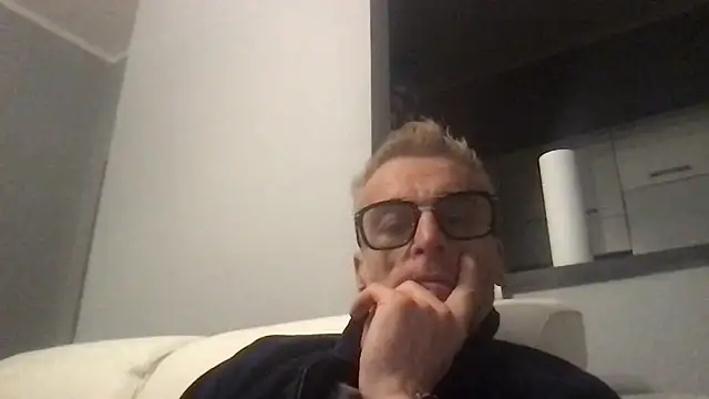 Snapshot of Axl_hot chatting on 11-22-25, 07:57 Axl hot online show from 11-22-25, 07:57