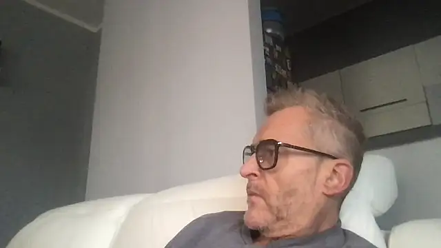 Snapshot of Axl_hot chatting on 11-23-25, 12:05 Axl hot online show from 11-23-25, 12:05