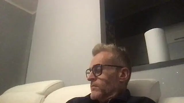 Snapshot of Axl_hot chatting on 11-28-25, 08:33 Axl hot online show from 11-28-25, 08:33