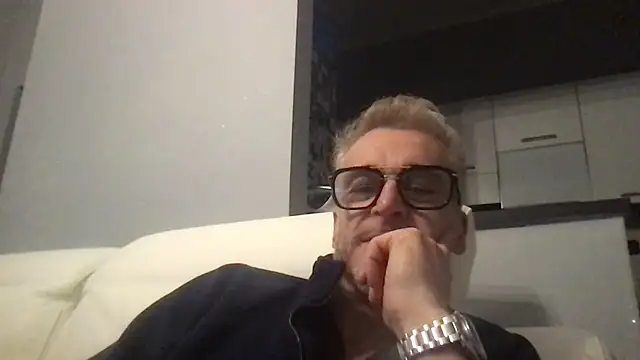 Snapshot of Axl_hot chatting on 12-04-25, 08:17 Axl hot online show from 12-04-25, 08:17