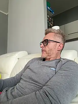 Axl hot online show from 03-04-26, 01:06