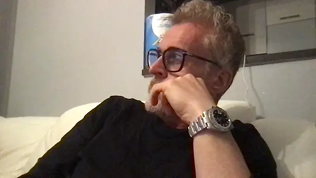 Axl hot online show from 04-22-26, 08:54