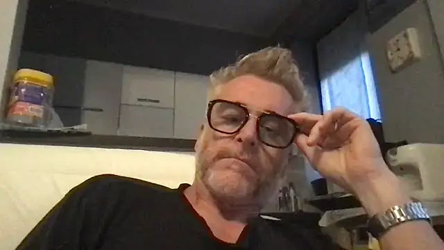 Axl hot online show from 06-05-26, 07:08