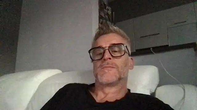 Axl hot online show from 06-12-26, 07:02