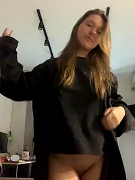 Snapshot of VesnaCrystal chatting on 10-08-25, 12:58 VesnaCrystal online show from 10-08-25, 12:58