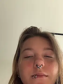 Snapshot of VesnaCrystal chatting on 10-11-25, 08:24 VesnaCrystal online show from 10-11-25, 08:24