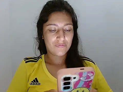 Snapshot of SarahFriendly chatting on 06-18-26, 12:44 SarahFriendly online show from 06-18-26, 12:44