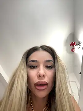 Snapshot of KaseyQuinn_ chatting on 10-10-25, 09:19 KaseyQuinn  online show from 10-10-25, 09:19