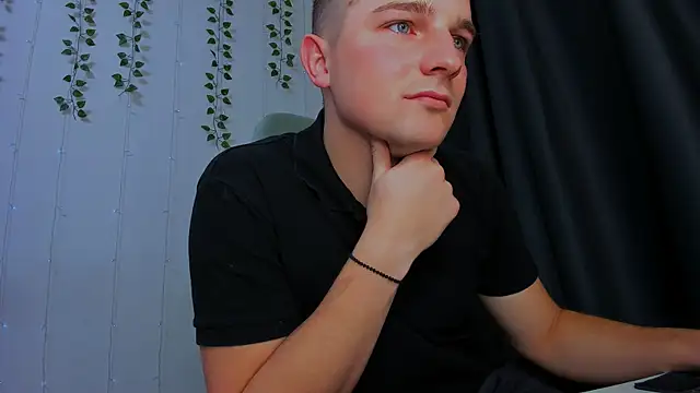 Snapshot of Your_Claddagh chatting on 10-25-25, 05:04 Your Claddagh online show from 10-25-25, 05:04