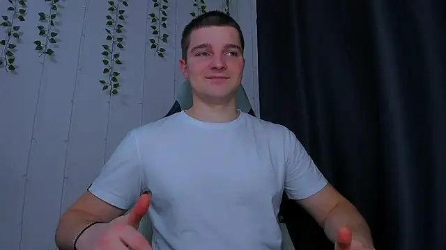 Snapshot of Your_Claddagh chatting on 12-16-25, 04:56 Your Claddagh online show from 12-16-25, 04:56