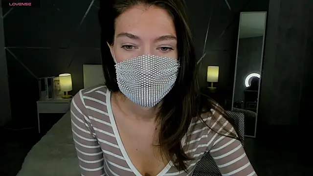 Snapshot of take_me_to_moon chatting on 10-27-25, 01:31 take me to moon online show from 10-27-25, 01:31