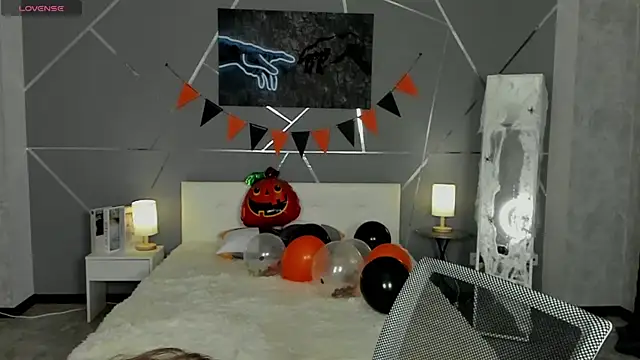 Snapshot of take_me_to_moon chatting on 10-30-25, 01:40 take me to moon online show from 10-30-25, 01:40