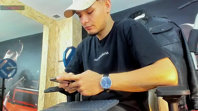 Snapshot of AlessandroKiing chatting on 09-16-25, 04:19 AlessandroKiing online show from 09-16-25, 04:19