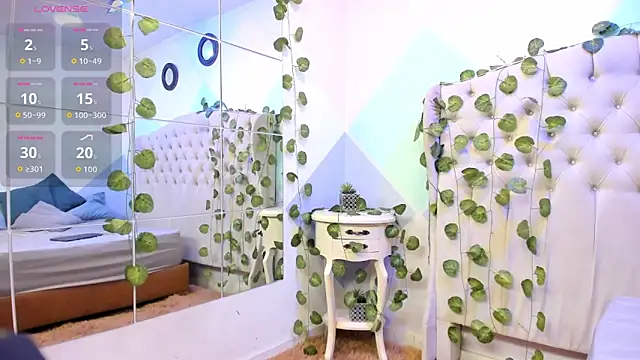 Snapshot of ZaharaSkylar chatting on 10-31-25, 12:06 ZaharaSkylar online show from 10-31-25, 12:06