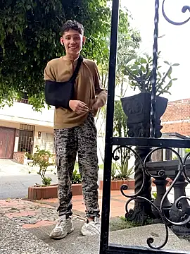 Snapshot of elfernh chatting on 10-12-25, 08:19 elfernh online show from 10-12-25, 08:19