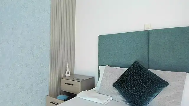 Laura Ivy online show from 04-28-26, 01:05