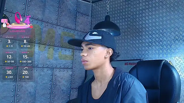 Snapshot of AlanCutee chatting on 10-22-25, 12:16 AlanCutee online show from 10-22-25, 12:16