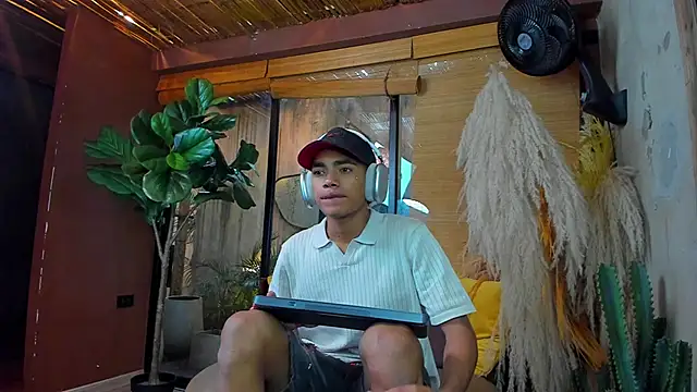 Snapshot of AlanCutee chatting on 12-01-25, 12:43 AlanCutee online show from 12-01-25, 12:43