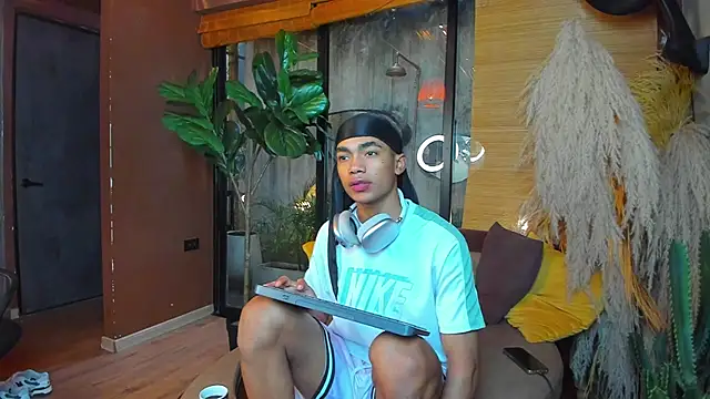 Snapshot of AlanCutee chatting on 12-04-25, 12:58 AlanCutee online show from 12-04-25, 12:58