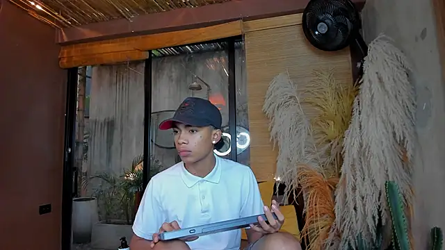 Snapshot of AlanCutee chatting on 12-14-25, 12:21 AlanCutee online show from 12-14-25, 12:21